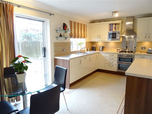  Image of 4 Bedroom Detached for sale at Bishopton Drive  Macclesfield, SK11 8TR