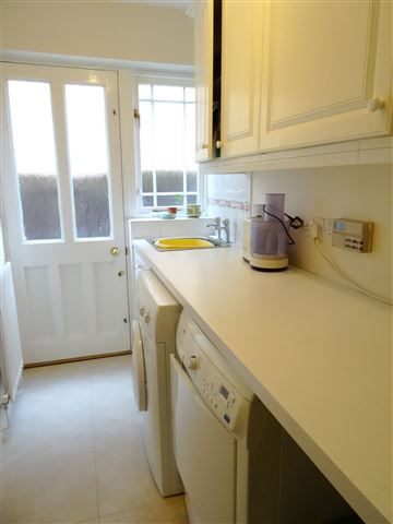  Image of 4 Bedroom Detached for sale at Bishopton Drive  Macclesfield, SK11 8TR