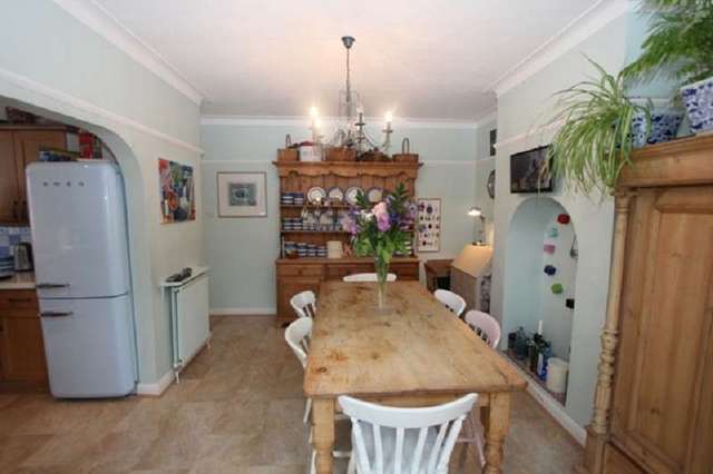  Image of 3 Bedroom Property for sale at Brook Avenue  Edgware, HA8 9UZ