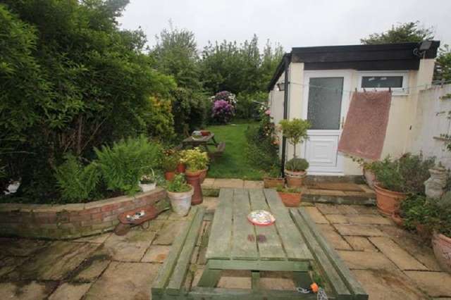  Image of 3 Bedroom Property for sale at Brook Avenue  Edgware, HA8 9UZ