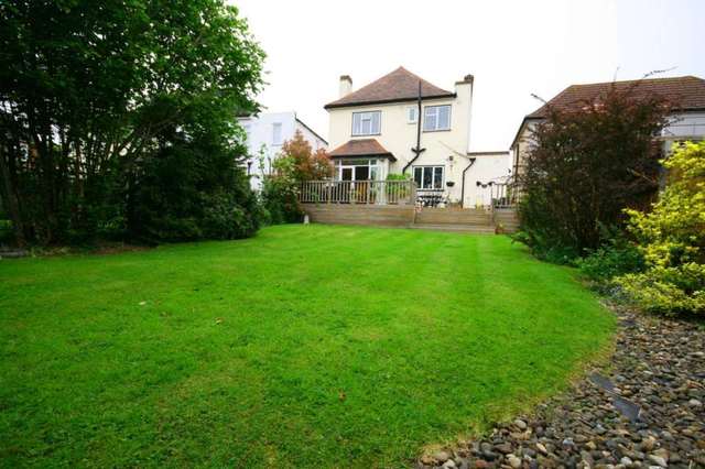  Image of 3 Bedroom Detached for sale at Brook Road  Brentwood, CM14 4PT