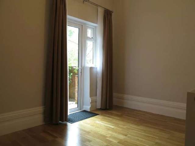  Image of 1 Bedroom Flat to rent at Bulmershe Road  Reading, RG1 5RJ