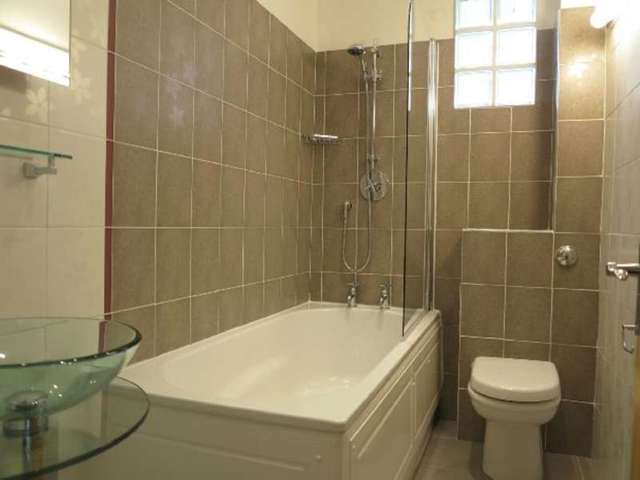  Image of 1 Bedroom Flat to rent at Bulmershe Road  Reading, RG1 5RJ