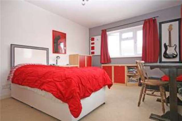  Image of 4 Bedroom Detached for sale at Addlestone Surrey Addlestone, KT15 1PW