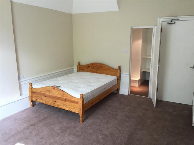  Image of 3 Bedroom Flat to rent at South Side Edinburgh Edinburgh, EH8 9JQ