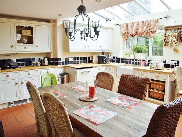  Image of 2 Bedroom End of Terrace to rent at Carshalton Surrey The Wrythe, SM5 2BS