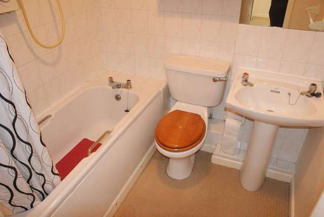  Image of 1 Bedroom Flat to rent at Ednall Lane  Bromsgrove, B60 2DB