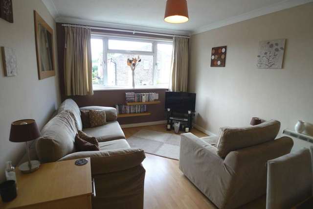  Image of 2 Bedroom Maisonette to rent at Frimley Court  Sidcup, DA14 6JG