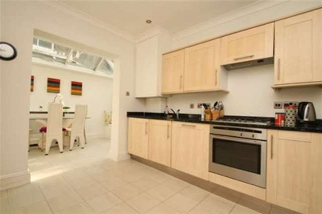  Image of 2 Bedroom Flat to rent at London, SW8 3TS