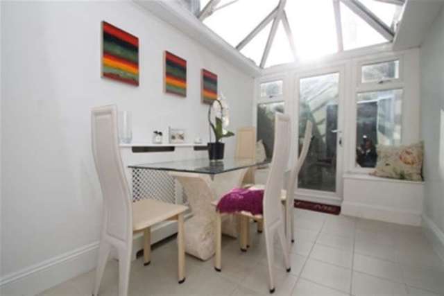  Image of 2 Bedroom Flat to rent at London, SW8 3TS