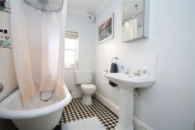  Image of 2 Bedroom Flat to rent at London, SW8 3TS