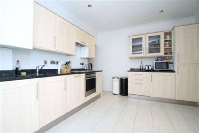  Image of 2 Bedroom Flat to rent at London, SW8 3TS