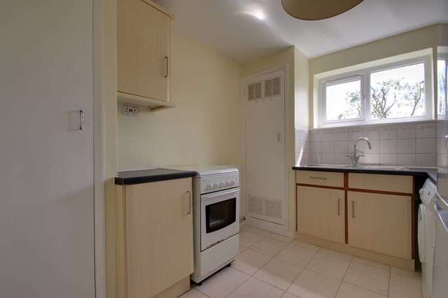  Image of 2 Bedroom Flat to rent at Gordon Hill  ENFIELD, EN2 0QP