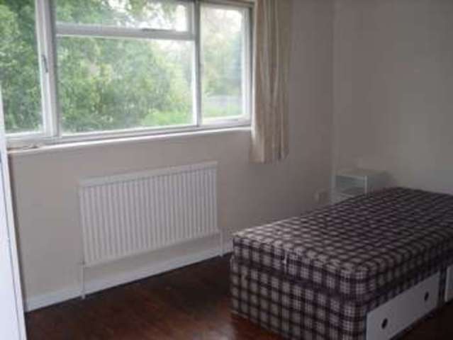  Image of 127 Bedroom Semi-Detached to rent at Gossops Green  Crawley, RH11 8NQ