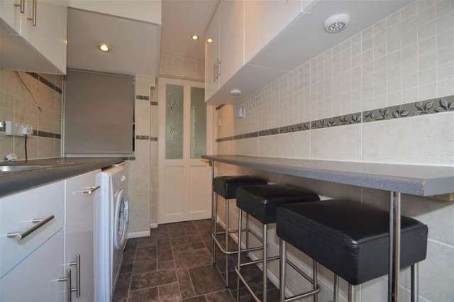  Image of 3 Bedroom Terraced to rent at Morden, SM4 6SG