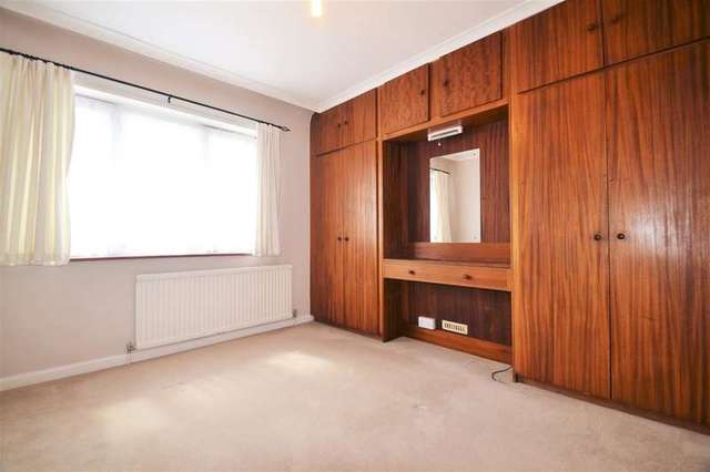  Image of 3 Bedroom Terraced to rent at Morden, SM4 6SG
