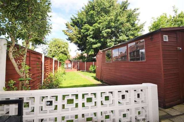  Image of 3 Bedroom Terraced to rent at Morden, SM4 6SG