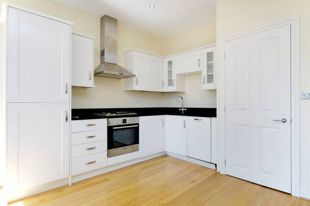  Image of 2 Bedroom Flat to rent at Hambalt Road  London, SW4 9EQ
