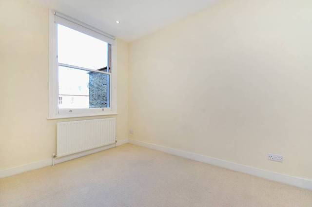  Image of 2 Bedroom Flat to rent at Hambalt Road  London, SW4 9EQ