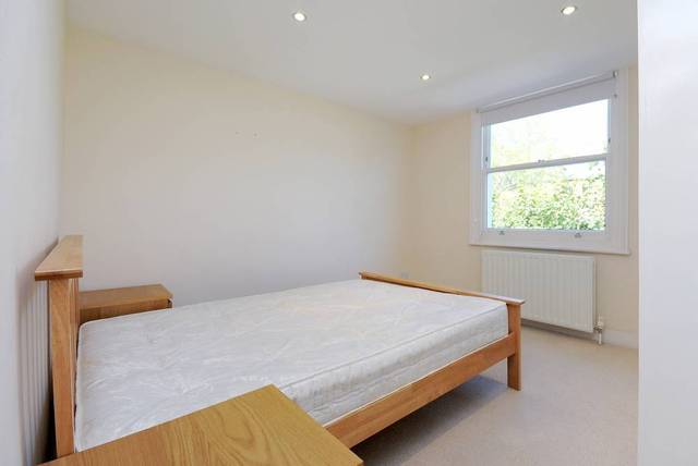  Image of 2 Bedroom Flat to rent at Hambalt Road  London, SW4 9EQ