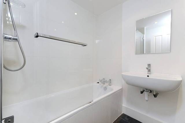  Image of 2 Bedroom Flat to rent at Hambalt Road  London, SW4 9EQ