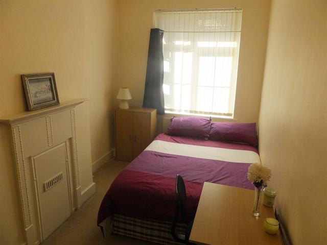  Image of 1 Bedroom Flat to rent at Sutton Surrey Sutton, SM1 1JH