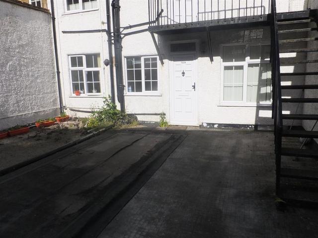  Image of 1 Bedroom Flat to rent at Sutton Surrey Sutton, SM1 1JH