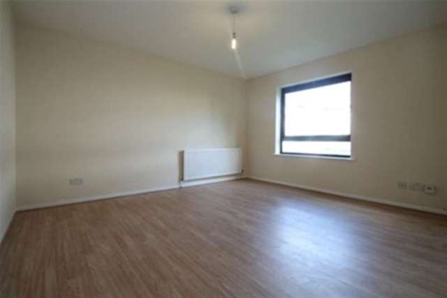  Image of 2 Bedroom Flat to rent at London, SE25 5BJ