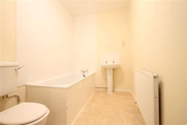  Image of 2 Bedroom Flat to rent at London, SE25 5BJ