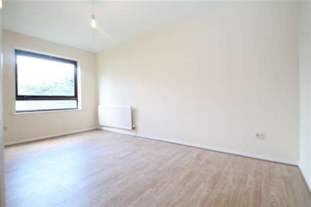  Image of 2 Bedroom Flat to rent at London, SE25 5BJ