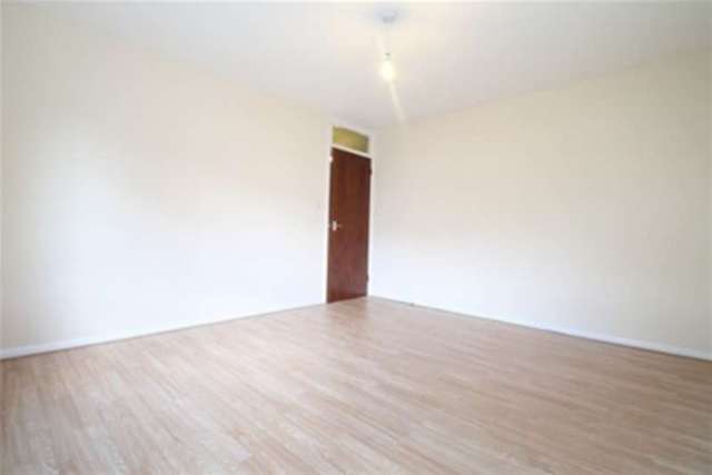  Image of 2 Bedroom Flat to rent at London, SE25 5BJ