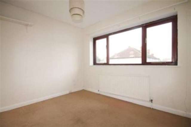  Image of 4 Bedroom Detached to rent at Mitcham, CR4 2DD