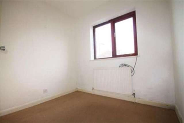  Image of 4 Bedroom Detached to rent at Mitcham, CR4 2DD