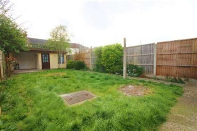  Image of 4 Bedroom Detached to rent at Mitcham, CR4 2DD