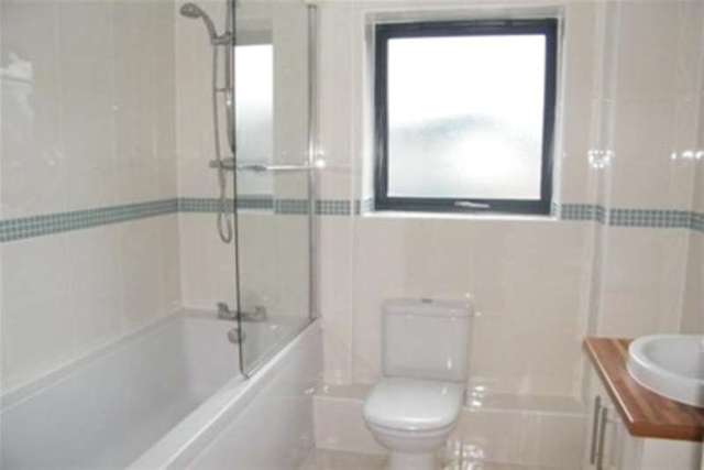  Image of 1 Bedroom Flat to rent at Gillingham, SP8 4JS