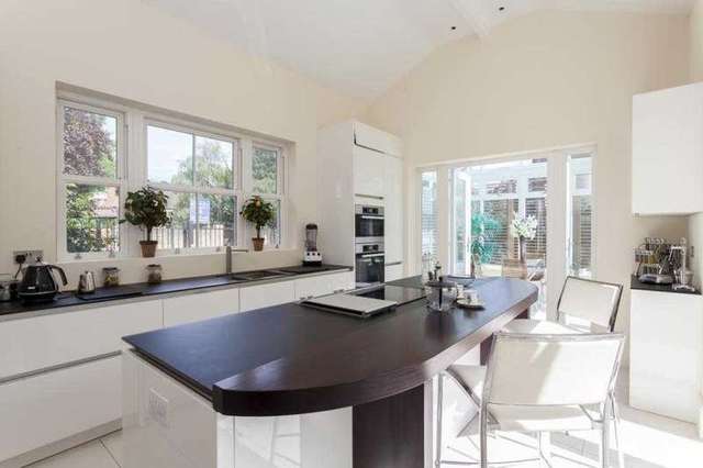  Image of 4 Bedroom Detached to rent at Wimbledon, SW19 4QX