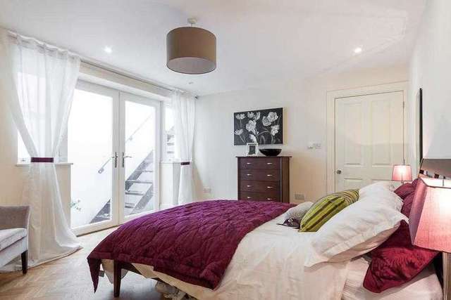  Image of 4 Bedroom Detached to rent at Wimbledon, SW19 4QX