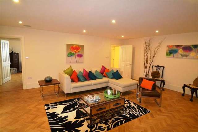 Image of 4 Bedroom Detached to rent at Wimbledon, SW19 4QX