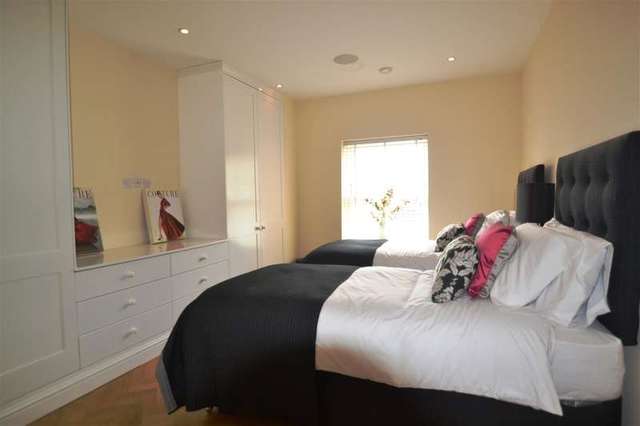  Image of 4 Bedroom Detached to rent at Wimbledon, SW19 4QX