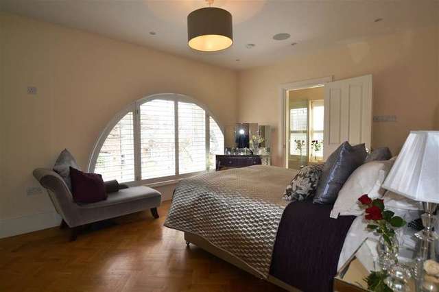  Image of 4 Bedroom Detached to rent at Wimbledon, SW19 4QX