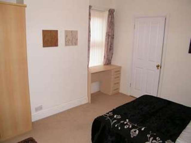  Image of 4 Bedroom Detached to rent at Bournemouth, BH7 6LU