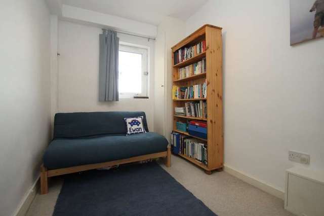  Image of 2 Bedroom Flat to rent at Kingston Upon Thames Surrey, KT1 2SB