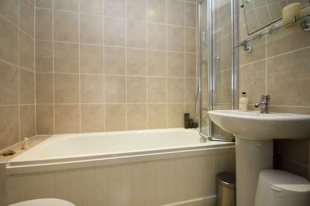  Image of 2 Bedroom Flat to rent at Kingston Upon Thames Surrey, KT1 2SB