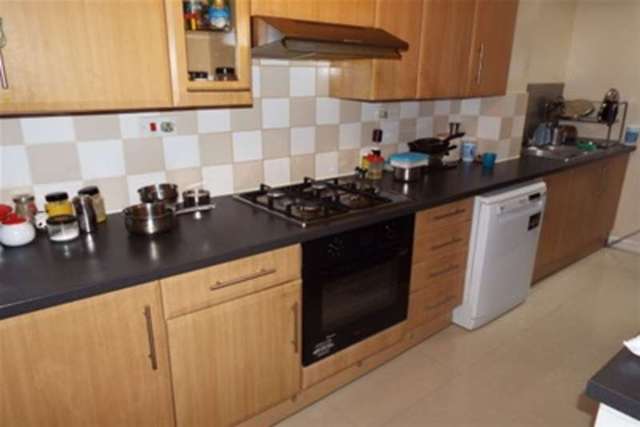  Image of 4 Bedroom Detached to rent at Ilford, IG3 9JA