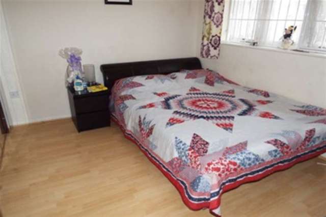  Image of 4 Bedroom Detached to rent at Ilford, IG3 9JA