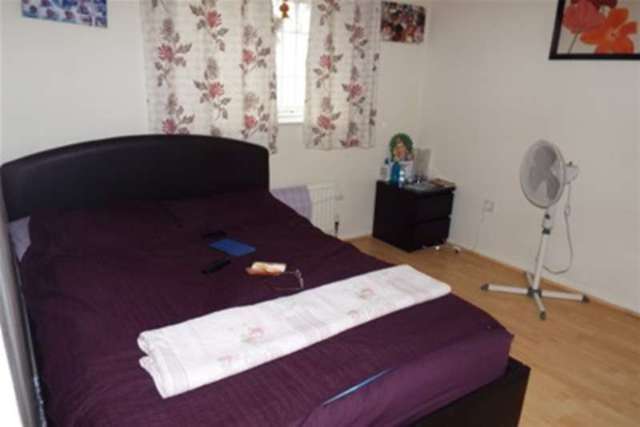  Image of 4 Bedroom Detached to rent at Ilford, IG3 9JA