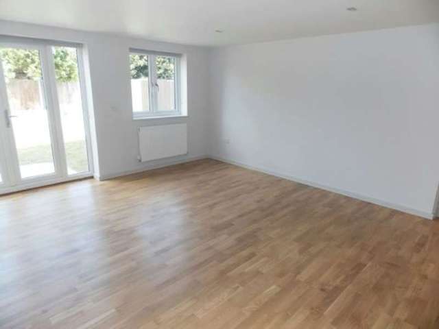  Image of 2 Bedroom Flat to rent at The Bevers  Reading, RG7 3SP
