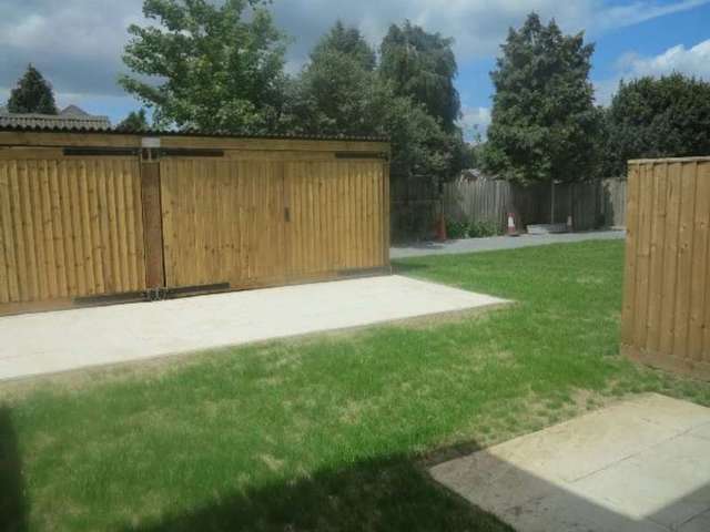  Image of 2 Bedroom Flat to rent at The Bevers  Reading, RG7 3SP