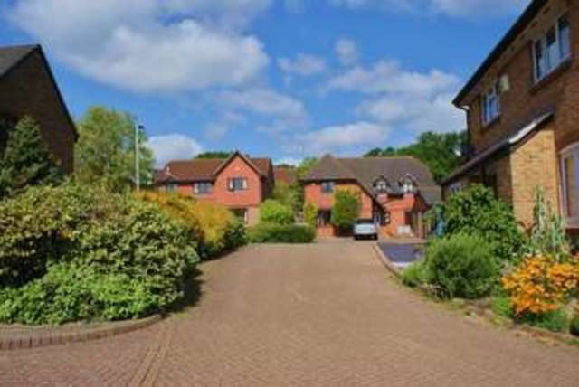  Image of 3 Bedroom Detached for sale at Broad Hinton Twyford Reading, RG10 0XJ