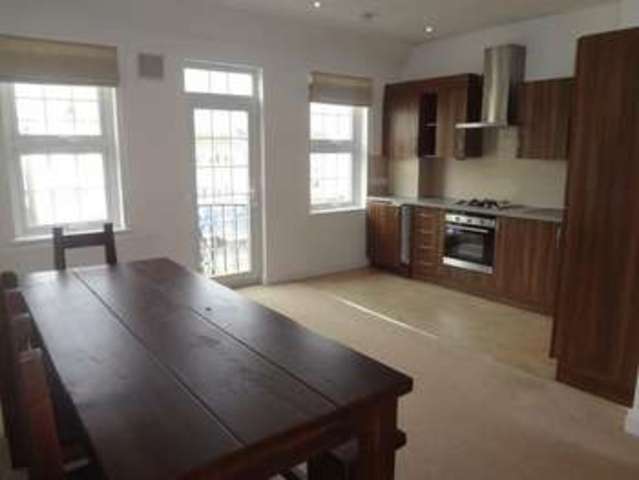  Image of 2 Bedroom Flat to rent at Uxbridge Road Hatch End Pinner, HA5 4JS